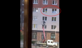 Un rus a pus în fereastră steagul Ucrainei și un poster anti-război. Autoritățile au venit și i-au vopsit geamurile
